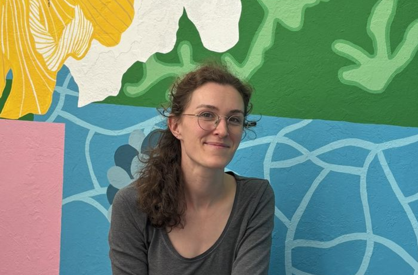 artiste muraliste affirmée, aux couleurs virbantes , formes organiques, florales, géométriques et végétales